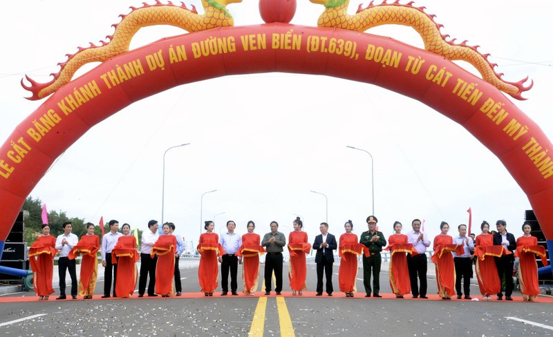 Thủ tướng Phạm Minh Chính và các đồng chí lãnh đạo cắt băng khánh thành tuyến đường ven biển. Thủ tướng Phạm Minh Chính và các đồng chí lãnh đạo cắt băng khánh thành tuyến đường ven biển.