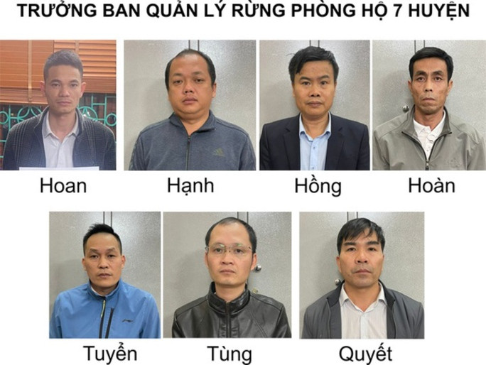 Vụ 9 cán bộ đưa hối lộ đoàn thanh tra: 2 trưởng ban bị khai trừ ra khỏi Đảng - Ảnh 1. Các trưởng ban quản lý rừng phòng hộ tại cơ quan công an. Ảnh: Công an cung cấp