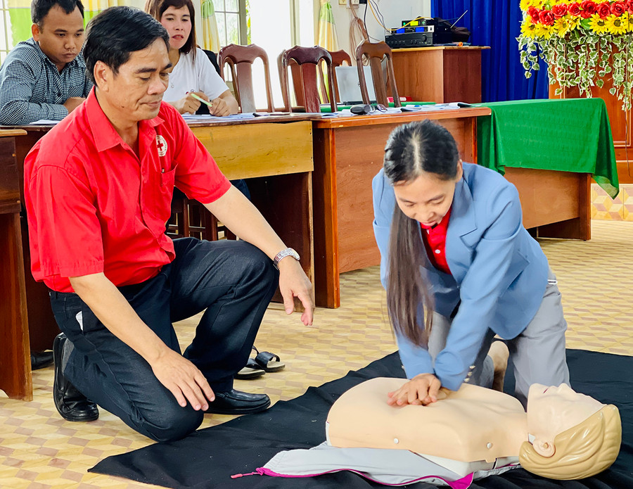 Qua tập huấn, các tình nguyện có thêm kiến thức, kỹ năng sơ cấp cứu ban đầu cho người bị nạn. Ảnh: N.N