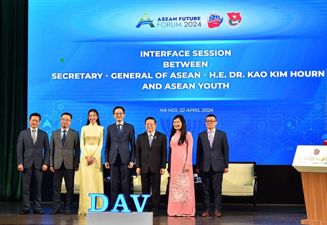 Tổng thư ký ASEAN Kao Kim Hourn (thứ 3 từ phải sang) cùng Thứ trưởng Bộ Ngoại giao Đỗ Hùng Việt (giữa) và anh Nguyễn Tường Lâm, Bí thư T.Ư Đoàn (thứ 2 từ trái sang). Ảnh: THẢO PHẠM