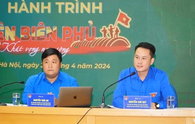 Ban tổ chức trả lời các câu hỏi của phóng viên. Ảnh: BẢO ANH