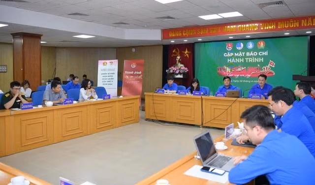 Toàn cảnh buổi gặp mặt báo chí thông tin về hành trình. Ảnh: BẢO ANH