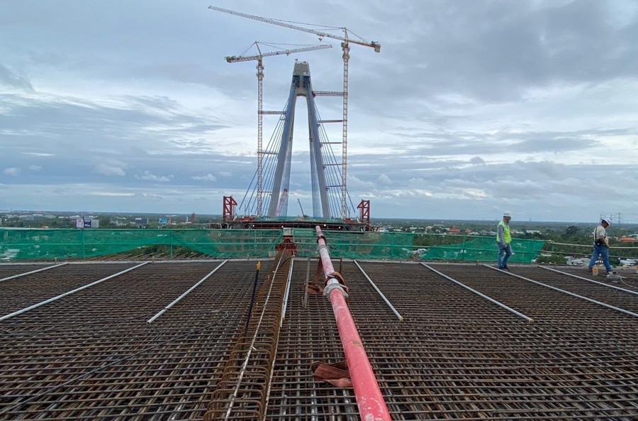 Riêng nhịp biên phía bờ Vĩnh Long đã hợp long; nhịp biên bờ Tiền Giang sẽ hợp long ngày 1/8 tới, sớm hơn 15 ngày so với dự kiến.