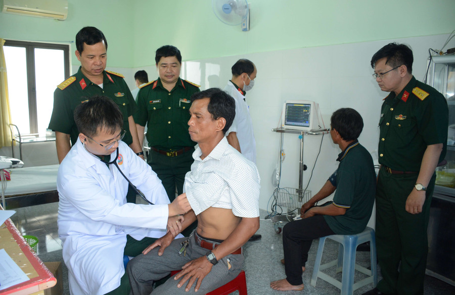 Quân y Binh đoàn 15 khám, chữa bệnh và cấp thuốc miễn phí cho nhân dân vùng biên giới. Ảnh: D.Đ.N Quân y Binh đoàn 15 khám, chữa bệnh và cấp thuốc miễn phí cho nhân dân vùng biên giới. Ảnh: D.Đ.N