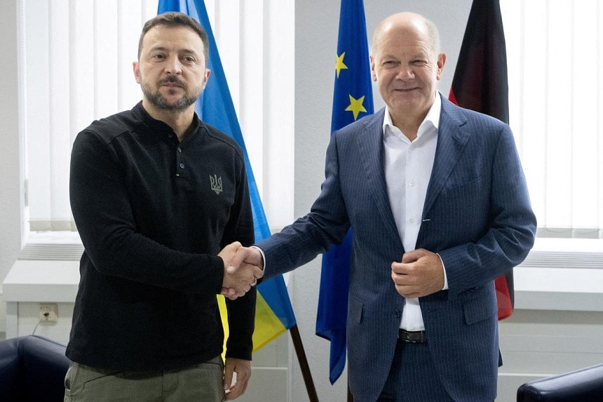 Tổng thống Ukraine Volodymyr Zelensky và Thủ tướng Đức Olaf Scholz. Ảnh: Reuters