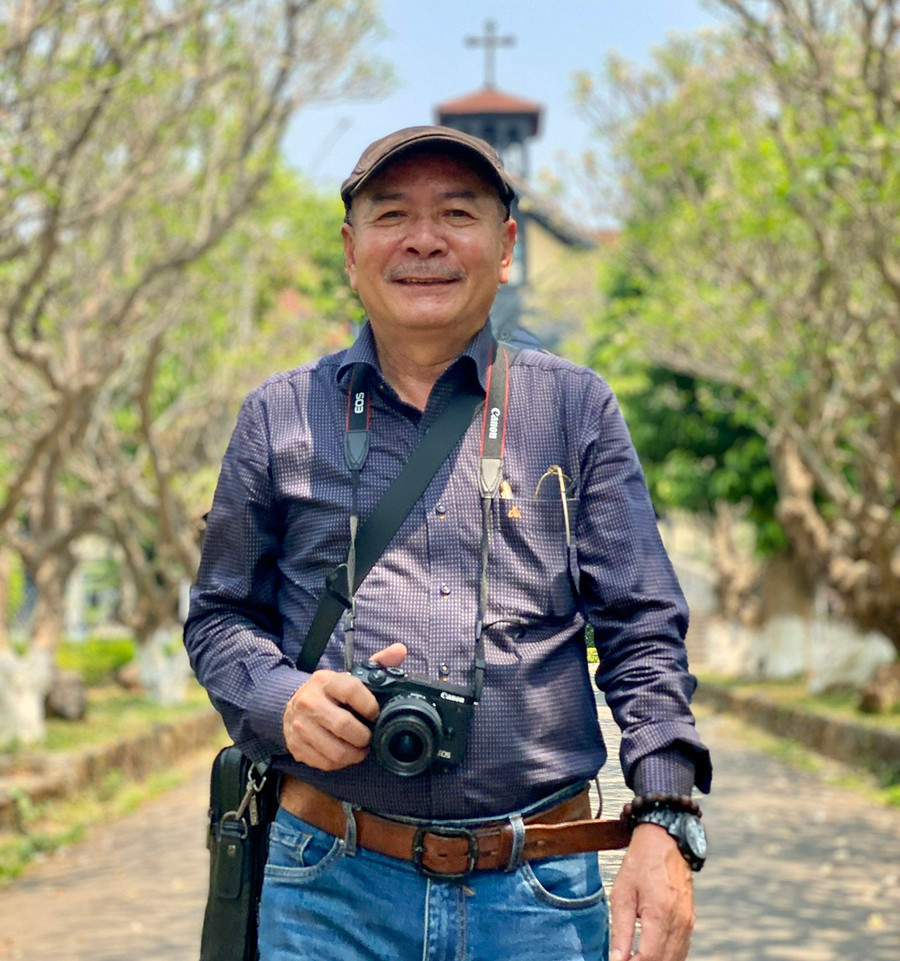 Với nhà thơ Văn Công Hùng, Tổ quốc là nguồn cảm hứng vô tận để sáng tác (ảnh nhân vật cung cấp). Với nhà thơ Văn Công Hùng, Tổ quốc là nguồn cảm hứng vô tận để sáng tác (ảnh nhân vật cung cấp).