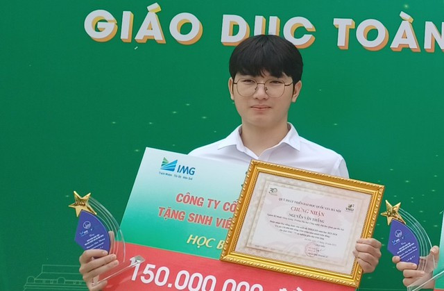 Nguyễn Văn Thắng nhận học bổng Sinh viên tài năng IMG năm học 2023 - 2024 của ĐH Quốc gia Hà Nội, trị giá 150 triệu đồng. Ảnh: QUÝ HIÊN Nguyễn Văn Thắng nhận học bổng Sinh viên tài năng IMG năm học 2023 - 2024 của ĐH Quốc gia Hà Nội, trị giá 150 triệu đồng. Ảnh: QUÝ HIÊN