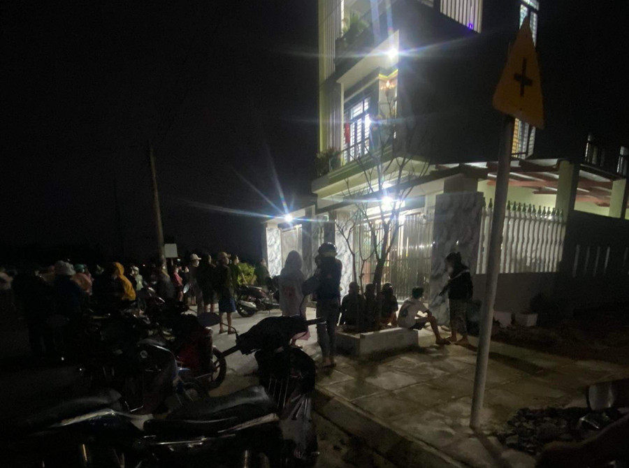 Người dân tập trung tại hiện trường vụ cháy. Ảnh: Hoài Luân Người dân tập trung tại hiện trường vụ cháy. Ảnh: Hoài Luân