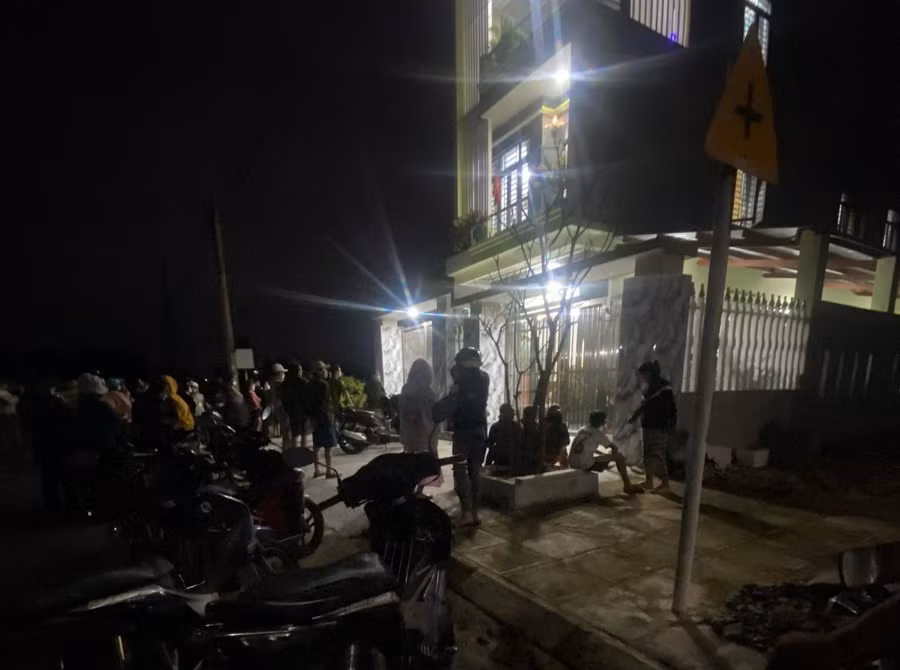 Người dân tập trung tại hiện trường vụ cháy. Ảnh: Hoài Luân