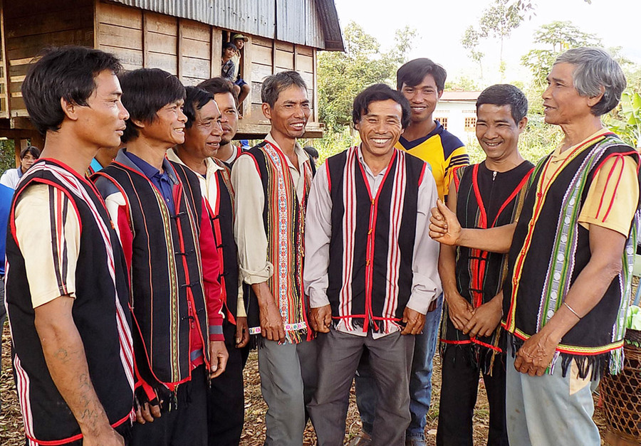 Người có uy tín trao đổi về công tác tuyên truyền xây dựng nông thôn mới. Ảnh: Thanh Nhật Người có uy tín trao đổi về công tác tuyên truyền xây dựng nông thôn mới. Ảnh: Thanh Nhật