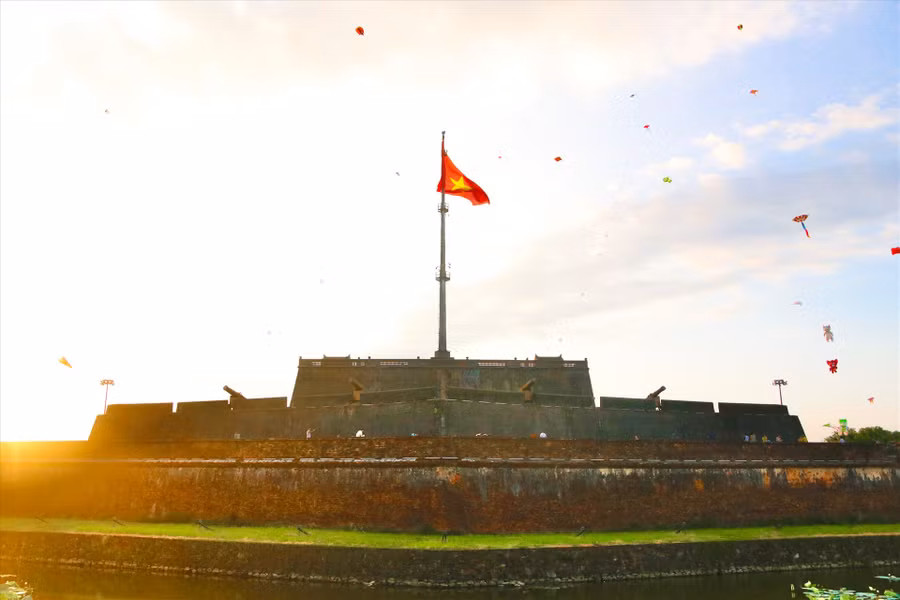 Được xây dựng vào năm Gia Long thứ 6 (1807), Kỳ đài Kinh thành Huế là di tích trong Quần thể di tích của Cố đô Huế được UNESCO công nhận là Di sản Văn hóa Thế giới năm 1993. Được xây dựng vào năm Gia Long thứ 6 (1807), Kỳ đài Kinh thành Huế là di tích trong Quần thể di tích của Cố đô Huế được UNESCO công nhận là Di sản Văn hóa Thế giới năm 1993.