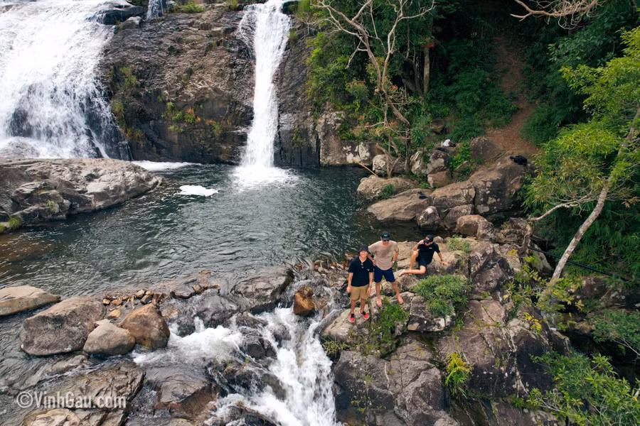 Blogger Vinh Gấu check-in thác Bìm Bịp.