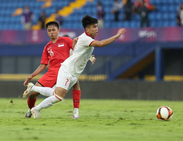 U.22 Việt Nam (áo trắng) lên bóng khó khăn. Ảnh:Ngọc Dương