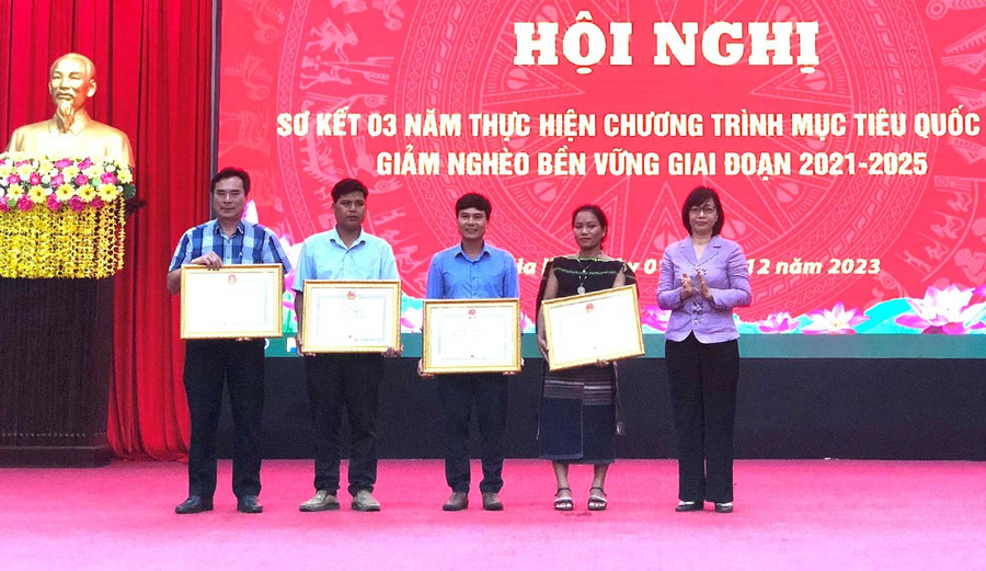 Gia đình chị Byer (thứ 4 từ trái sang) là hộ duy nhất được nhận bằng khen của Chủ tịch UBND tỉnh vì có thành tích xuất sắc trong công tác giảm nghèo trên địa bàn tỉnh giai đoạn 2021-2023. Ảnh: P.D Gia đình chị Byer (thứ 4 từ trái sang) là hộ duy nhất được nhận bằng khen của Chủ tịch UBND tỉnh vì có thành tích xuất sắc trong công tác giảm nghèo trên địa bàn tỉnh giai đoạn 2021-2023. Ảnh: P.D