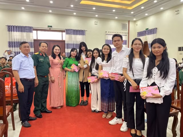 Buổi giao lưu diễn ra trong không khí thân tình, ấm áp