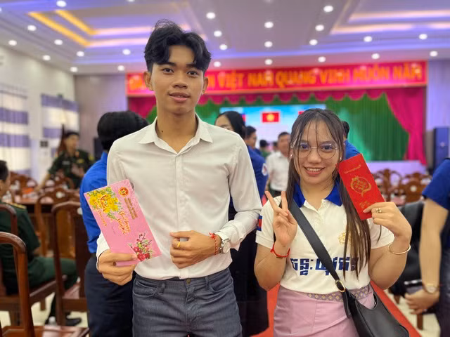 Các bạn du học sinh bất ngờ vì được nhận lì xì tết sớm