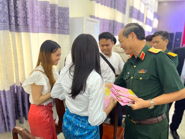 Trung tướng Nguyễn Văn Nam, Tư lệnh Bộ Tư lệnh TP.HCM lì xì năm mới cho sinh viên Campuchia, Lào đang theo học tại TP.HCM