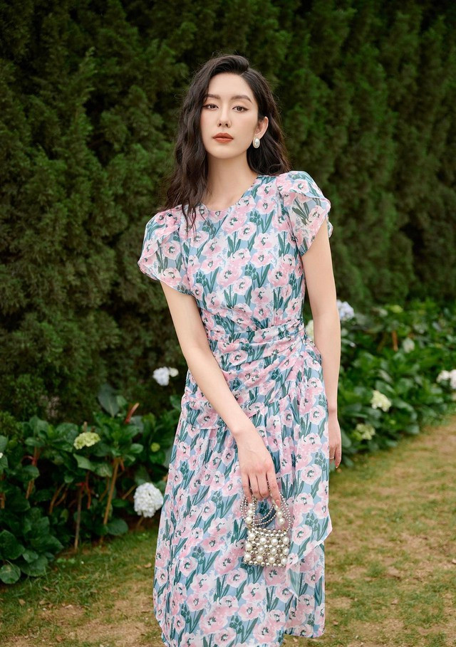 Hóa nàng thơ mùa hạ với sự duyên dáng kiêu kì. Thiết kế dáng váy bèo dúm lệch eo cùng chất tơ nhũ mềm mại kết hợp đường may bồng bềnh lại càng tô điểm thêm phần ngọt ngào cho diện mạo của nàng. Hóa nàng thơ mùa hạ với sự duyên dáng kiêu kì. Thiết kế dáng váy bèo dúm lệch eo cùng chất tơ nhũ mềm mại kết hợp đường may bồng bềnh lại càng tô điểm thêm phần ngọt ngào cho diện mạo của nàng.