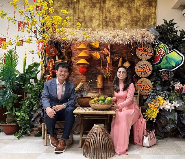 Tuyến cùng bạn gái đón Tết Nguyên Đán tại Mỹ. Ảnh: NVCC