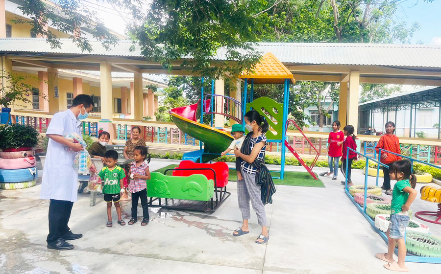 Ngoài đầu tư cơ sở vật chất, y-bác sĩ tại Trung tâm Y tế huyện Ia Pa còn kêu gọi sự ủng hộ của các nhà hảo tâm tặng quà cho bệnh nhi. Ảnh: N.H