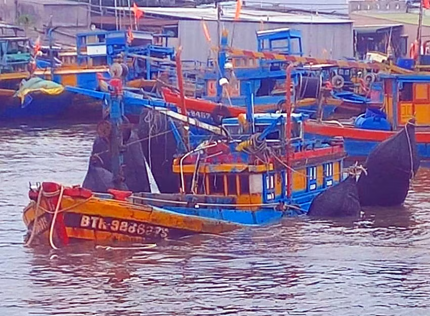 Tàu cá của tỉnh Bình Thuận bị chìm ngày 22-11 được trục vớt, lai dắt vào cảng La Gi. Ảnh BĐBP.