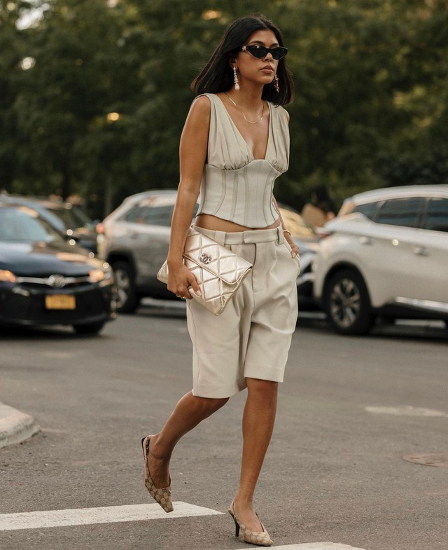 Meeka thể hiện gu ăn mặc hợp thời với quần lửng ống rộng cạp trễ mix cùng áo hai dây dáng corset phóng khoáng, đi thêm giày slingback xa xỉ của Gucci để nâng tầm bản phối. Meeka thể hiện gu ăn mặc hợp thời với quần lửng ống rộng cạp trễ mix cùng áo hai dây dáng corset phóng khoáng, đi thêm giày slingback xa xỉ của Gucci để nâng tầm bản phối.