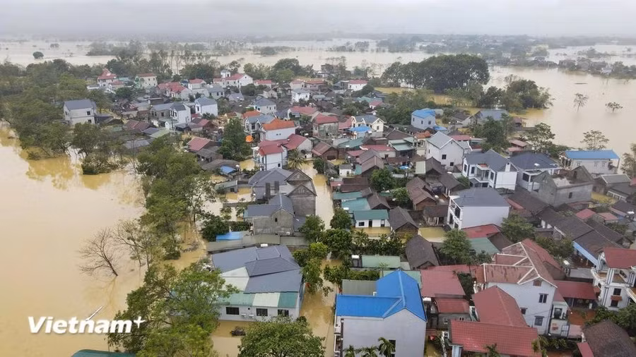 Lũ trên các sông, suối lên gây ngập lụt tại các vùng trũng thấp ven sông, bờ bãi ven sông bị nước xâm lấn, nhiều diện tích bãi nổi giữa sông bị ngập sâu. (Ảnh: Hoài Nam/Vietnam+)
