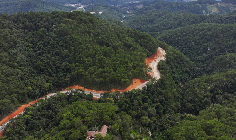 Phần đèo đang còn dang dở nhìn từ trên cao. Phần đèo đang còn dang dở nhìn từ trên cao.