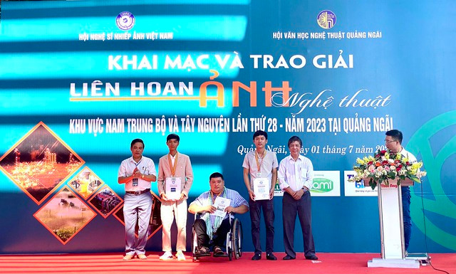Ban tổ chức trao 3 huy chương bạc cho các tác giả. Ảnh: HẢI PHONG Ban tổ chức trao 3 huy chương bạc cho các tác giả. Ảnh: HẢI PHONG