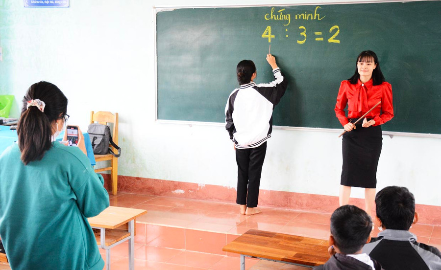 Cô Thanh Giang và học trò ghi hình clip giải đáp một bài toán mẹo. Ảnh: Phương Duyên