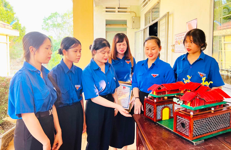 Đoàn viên, thanh niên Trường THCS-THPT Phạm Hồng Thái chia sẻ quá trình lắp ráp mô hình di tích “Ngọ Môn-Kinh thành Huế”. Ảnh: M.N Đoàn viên, thanh niên Trường THCS-THPT Phạm Hồng Thái chia sẻ quá trình lắp ráp mô hình di tích “Ngọ Môn-Kinh thành Huế”. Ảnh: M.N