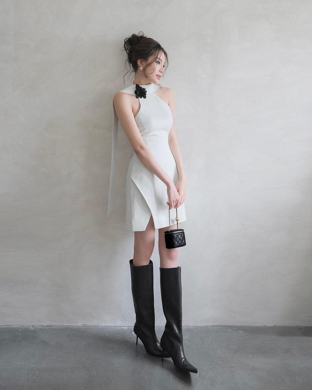 Khi muốn thay đổi hình ảnh thường ngày theo cách dễ dàng nhất, hãy thử phối trang phục với hai gam màu trắng và đen. Sự đối lập của màu sắc trang phục và phụ kiện, kích cỡ ngắn - dài, mềm mại - cứng cáp trên cả outfit tạo nên vẻ tương phản vừa mới lạ, vừa ấn tượng