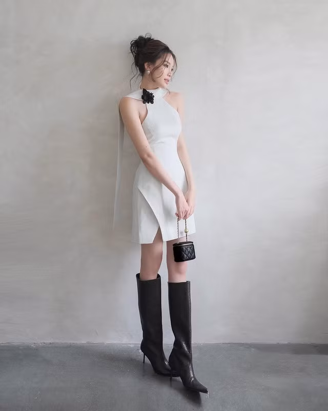 Khi muốn thay đổi hình ảnh thường ngày theo cách dễ dàng nhất, hãy thử phối trang phục với hai gam màu trắng và đen. Sự đối lập của màu sắc trang phục và phụ kiện, kích cỡ ngắn - dài, mềm mại - cứng cáp trên cả outfit tạo nên vẻ tương phản vừa mới lạ, vừa ấn tượng