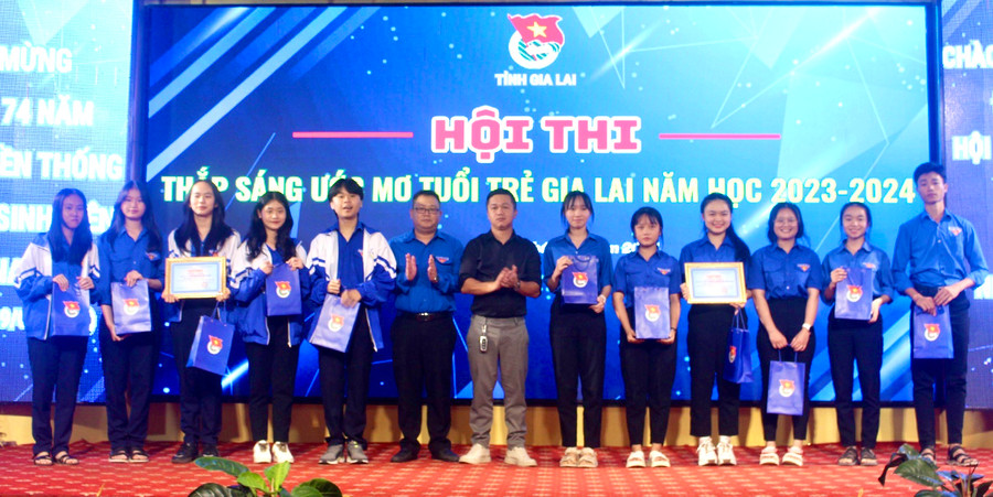 Ban tổ chức trao giải nhì cho 2 đội thi Trường THPT Lê Lợi, Trường THPT Trần Quốc Tuấn. Ảnh: M.N Ban tổ chức trao giải nhì cho 2 đội thi Trường THPT Lê Lợi, Trường THPT Trần Quốc Tuấn. Ảnh: M.N