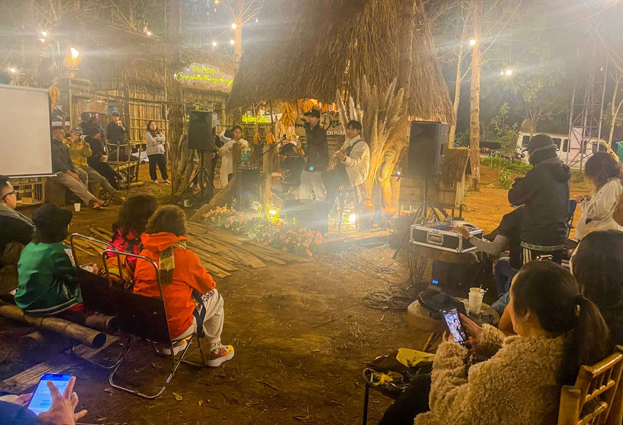 Sôi động đêm nhạc accoustic tại Không gian văn hóa Măng Đen. Ảnh: HT Sôi động đêm nhạc accoustic tại Không gian văn hóa Măng Đen. Ảnh: HT