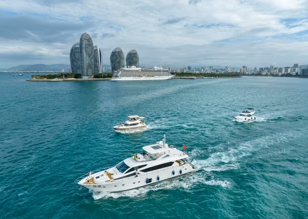 Khách du lịch tận hưởng chuyến tham quan du thuyền sang trọng vào ngày 2 tháng 2, tại Tam Á, Hải Nam, Trung Quốc. Ảnh: Getty Images Khách du lịch tận hưởng chuyến tham quan du thuyền sang trọng vào ngày 2 tháng 2, tại Tam Á, Hải Nam, Trung Quốc. Ảnh: Getty Images