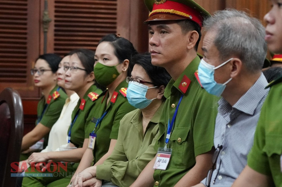 Bị cáo Đỗ Thị Nhàn (cựu Cục trưởng Cục II – Cơ quan thanh tra giám sát ngân hàng thuộc Ngân hàng nhà nước) tại tòa. Ảnh: HOÀNG HÙNG. Bị cáo Đỗ Thị Nhàn (cựu Cục trưởng Cục II – Cơ quan thanh tra giám sát ngân hàng thuộc Ngân hàng nhà nước) tại tòa. Ảnh: HOÀNG HÙNG.