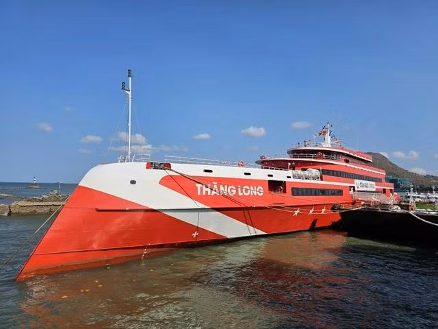 Tàu khách Thăng Long là tàu 1 thân lớn nhất Việt Nam. Ảnh: NGUYỄN LONG