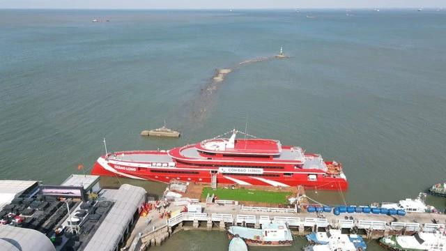 Tàu khách Thăng Long cập cảng cánh ngầm TP.Vũng Tàu. Ảnh: NGUYỄN LONG Tàu khách Thăng Long cập cảng cánh ngầm TP.Vũng Tàu. Ảnh: NGUYỄN LONG