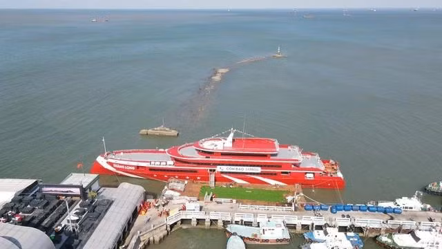 Tàu khách Thăng Long cập cảng cánh ngầm TP.Vũng Tàu. Ảnh: NGUYỄN LONG