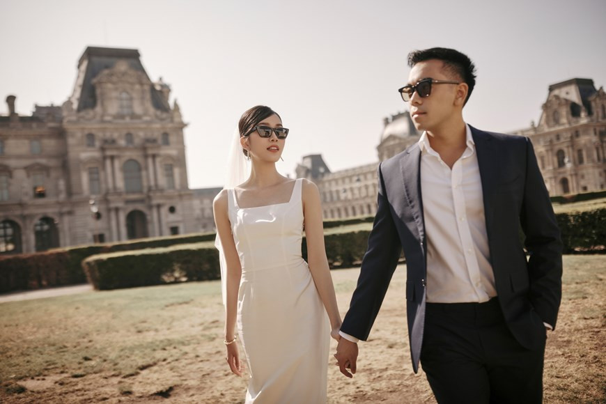 Trong bộ ảnh cưới, Á hậu chọn cho mình những chiếc đầm trắng với nhiều phong cách đa dạng từ trẻ trung đến thanh lịch. Trong khi đó, chú rể khá trung thành với các bộ vest tối màu lịch lãm. (Ảnh: CTV/Vietnam+) Trong bộ ảnh cưới, Á hậu chọn cho mình những chiếc đầm trắng với nhiều phong cách đa dạng từ trẻ trung đến thanh lịch. Trong khi đó, chú rể khá trung thành với các bộ vest tối màu lịch lãm. (Ảnh: CTV/Vietnam+)