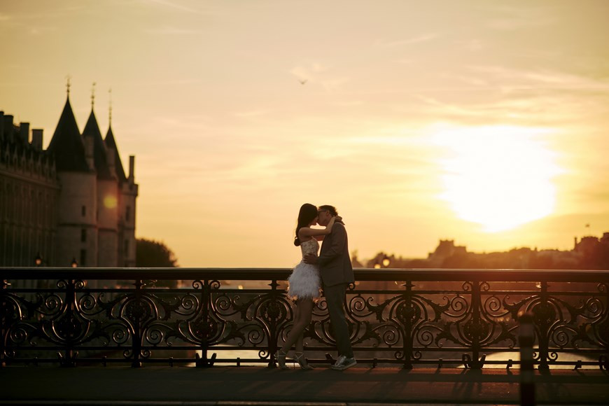 Bên cạnh đó, cặp đôi còn có những bức ảnh đậm chất ngôn tình dưới ánh hoàng hôn buổi xế chiều tại Pháp. (Ảnh: CTV/Vietnam+) Bên cạnh đó, cặp đôi còn có những bức ảnh đậm chất ngôn tình dưới ánh hoàng hôn buổi xế chiều tại Pháp. (Ảnh: CTV/Vietnam+)