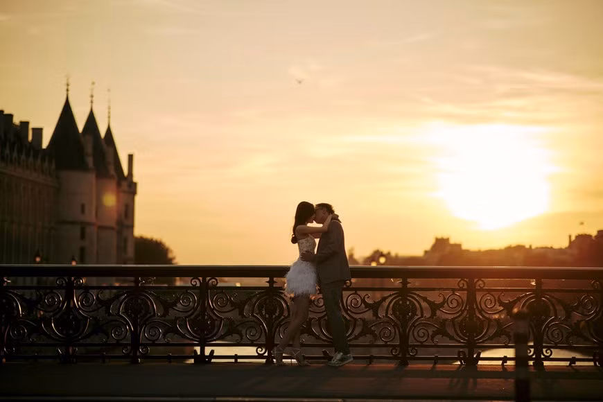 Bên cạnh đó, cặp đôi còn có những bức ảnh đậm chất ngôn tình dưới ánh hoàng hôn buổi xế chiều tại Pháp. (Ảnh: CTV/Vietnam+)