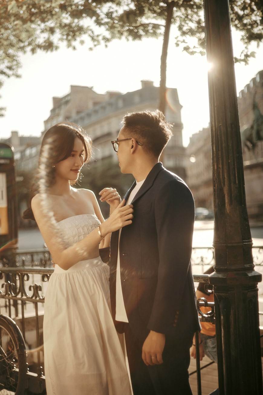 Cô dâu Phương Anh lựa chọn áo cưới crop top trơn cùng váy trơn, đậm tinh thần cổ điển châu Âu cho ngày trọng đại. (Ảnh: CTV/Vietnam+) Cô dâu Phương Anh lựa chọn áo cưới crop top trơn cùng váy trơn, đậm tinh thần cổ điển châu Âu cho ngày trọng đại. (Ảnh: CTV/Vietnam+)