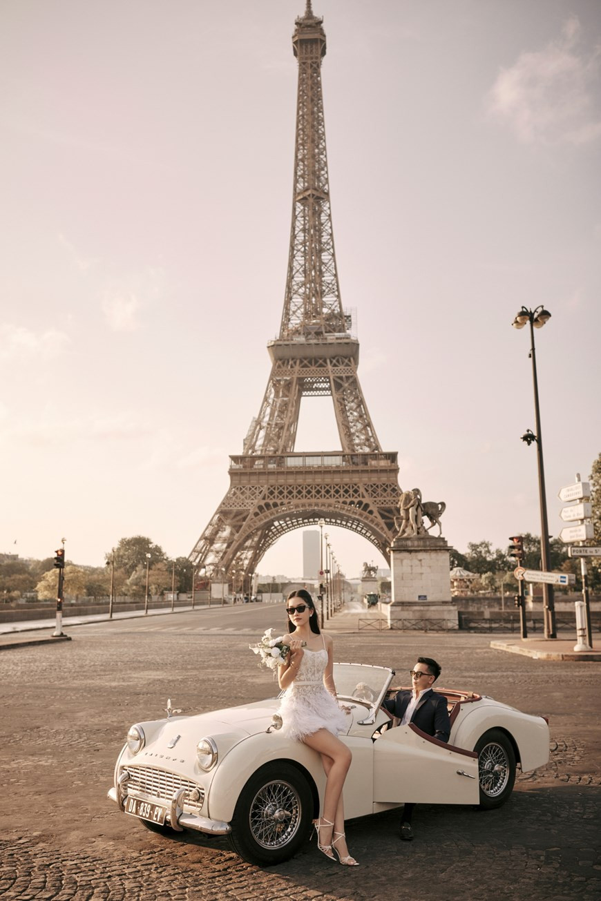 Với chất liệu ren tinh tế và sang trọng, chiếc váy cưới ren giúp Phương Anh tôn lên vẻ đẹp và nét nữ tính của cô dâu trong ngày trọng đại. Váy cưới ren mang đến cho cô dâu sự thanh lịch, quyến rũ, tôn lên đường cong mềm mại và trang nhã. Bên cạnh đó, nàng hậu còn hé lộ vài dòng nhật ký gửi đến chồng. (Ảnh: CTV/Vietnam+) Với chất liệu ren tinh tế và sang trọng, chiếc váy cưới ren giúp Phương Anh tôn lên vẻ đẹp và nét nữ tính của cô dâu trong ngày trọng đại. Váy cưới ren mang đến cho cô dâu sự thanh lịch, quyến rũ, tôn lên đường cong mềm mại và trang nhã. Bên cạnh đó, nàng hậu còn hé lộ vài dòng nhật ký gửi đến chồng. (Ảnh: CTV/Vietnam+)