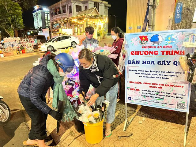 Điểm bán hoa gây quỹ của Đoàn P.An Bình được nhiều người ủng hộ. Ảnh: ĐOÀN P.AN BÌNH