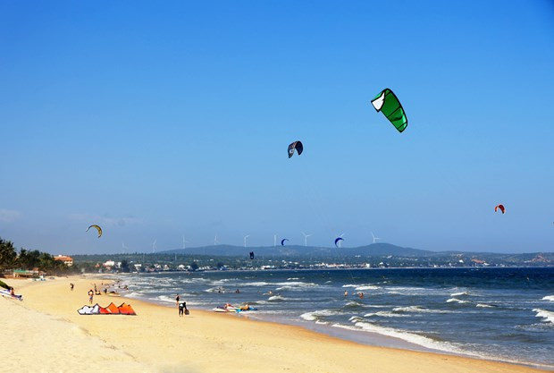 Lướt ván diều trên bãi biển Mũi Né - môn thể thao biển được khách quốc tế yêu thích khi nghỉ dưỡng tại Mũi Né, thành phố Phan Thiết, tỉnh Bình Thuận. (Ảnh: Hồng Đạt/TTXVN)