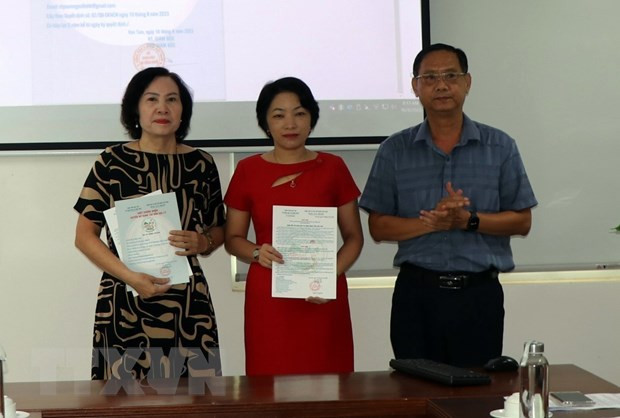 Cấp Giấy Chứng nhận Quyền Sử dụng Chỉ dẫn Địa lý Ngọc Linh cho sản phẩm sâm củ của Công ty Cổ phần Sâm Ngọc Linh Kon Tum và Công ty Cổ phần Sâm Ngọc Linh Tu Mơ Rông Kon Tum. (Ảnh: Cao Nguyên/TTXVN)