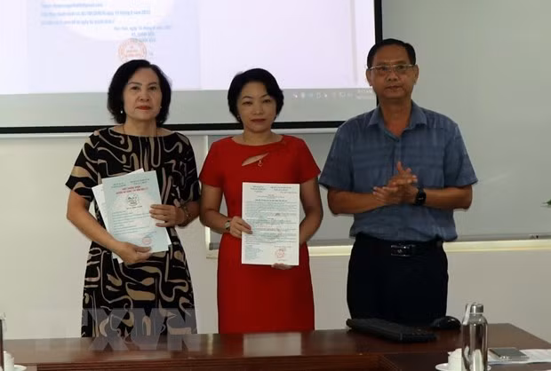 Cấp Giấy Chứng nhận Quyền Sử dụng Chỉ dẫn Địa lý Ngọc Linh cho sản phẩm sâm củ của Công ty Cổ phần Sâm Ngọc Linh Kon Tum và Công ty Cổ phần Sâm Ngọc Linh Tu Mơ Rông Kon Tum. (Ảnh: Cao Nguyên/TTXVN)