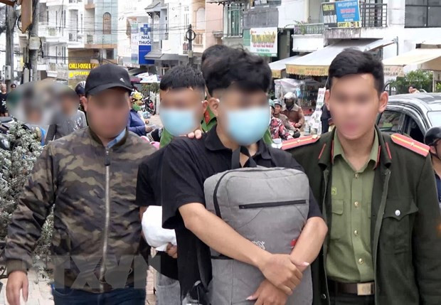 Hai đối tượng bị bắt quả tang khi đang có hành vi vi phạm. (Ảnh: TTXVN phát) Hai đối tượng bị bắt quả tang khi đang có hành vi vi phạm. (Ảnh: TTXVN phát)